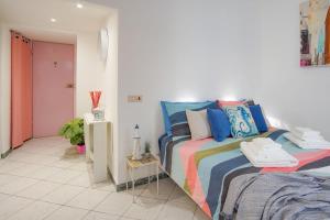 una camera da letto con un letto con cuscini colorati di OASI VIAREGGINA 700m Beach - Free WiFi - AC a Viareggio