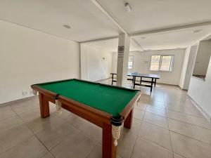 una mesa de billar en medio de una habitación en Edifício Baalbek, en Mongaguá