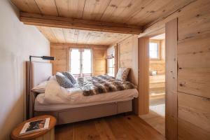 Postel nebo postele na pokoji v ubytování Minimalist Chic Chalet In The Heart Of Rougemont