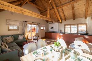 Posezení v ubytování Minimalist Chic Chalet In The Heart Of Rougemont