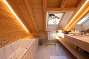 Koupelna v ubytování Minimalist Chic Chalet In The Heart Of Rougemont + 44 fotografií