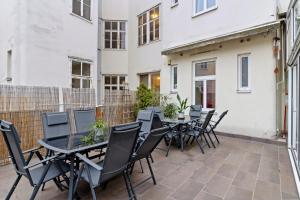 Patio nebo venkovní prostory v ubytování Very Spacious Apartment with a Wintergarden and Terrace, 1 Minute to Tram Station