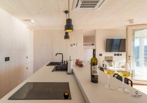 eine Küche mit zwei Gläsern Wein auf der Theke in der Unterkunft BUQEZ RESORT - Villa 55 in Drage + 13 Fotos