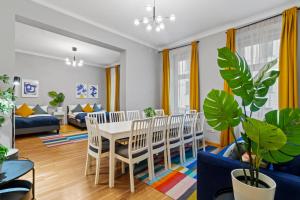 Posezení v ubytování Very Spacious Apartment with a Wintergarden and Terrace, 1 Minute to Tram Station
