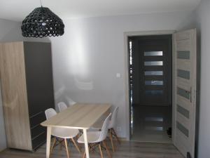 jadalnia ze stołem i białymi krzesłami w obiekcie Apartament Zakopane w Zakopanem