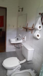 リオ・セバージョスにあるCasita en las Sierrasのトイレと洗面台のあるバスルーム