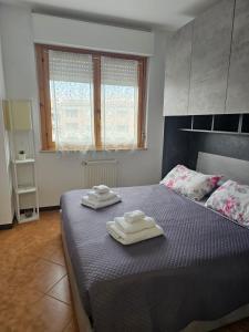 une chambre avec un lit avec deux serviettes dessus dans l'établissement La Dimora di Sofia, à Rome
