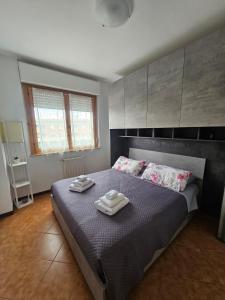 une chambre avec un lit avec deux serviettes dessus dans l'établissement La Dimora di Sofia, à Rome