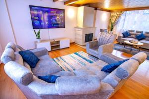 Posezení v ubytování Huge Colonial House with Chimney, Luxury in the most exclusive town in Bogotá