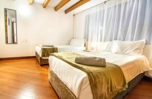 Postel nebo postele na pokoji v ubytování Huge Colonial House with Chimney, Luxury in the most exclusive town in Bogotá