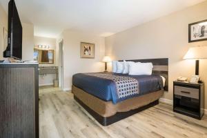 Postel nebo postele na pokoji v ubytování Americas Best Value Inn Refugio