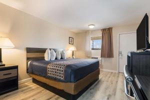 Postel nebo postele na pokoji v ubytování Americas Best Value Inn Refugio