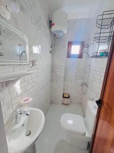 Koupelna v ubytování JJ Guesthouse + 36 fotografií