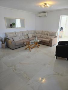 Posedenie v ubytovaní Gorgeous and uniq 4-Bed Villa by medittranean sea