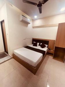 ウッジャインにあるHotel Siddhi Shreeのベッドルーム1室(ベッド1台付) +12枚の写真