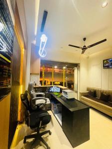 ウッジャインにあるHotel Siddhi Shreeのデスクと椅子が備わるオフィス