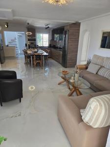 Posedenie v ubytovaní Gorgeous and uniq 4-Bed Villa by medittranean sea