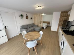 un piccolo soggiorno con tavolo e divano di Appartement confortable et cosy près de Braga a Pico Altre 5 foto
