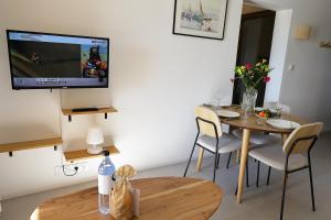 TV a/nebo společenská místnost v ubytování Le Loria - T3 vue mer avec piscine + 26 fotografií