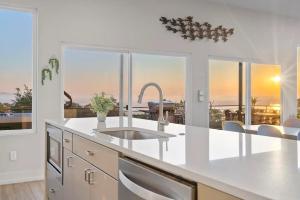cocina con fregadero y ventana grande en Unmatched Lake & Valley Views Near National Park, en Lake Hamilton