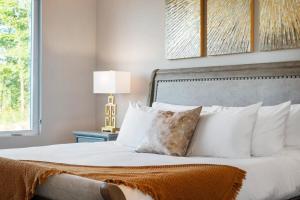 Un dormitorio con una cama con almohadas blancas y una ventana en Unmatched Lake & Valley Views Near National Park, en Lake Hamilton