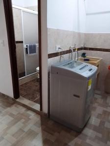 a bathroom with a sink and a toilet at Aptos luminoso y cómodos en barrio tranquilo y un poco rural in Villavicencio +81 photos