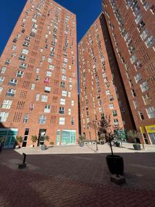 科尔多瓦Güemes Premium, 2 dorm con Vista a las Sierras ALOHA #2的一座大型砖砌建筑和两座高楼