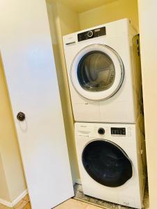ローレルにある1 bedroom terrace view with shared bathroom #3の洗濯機、乾燥機が備わります。