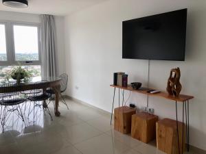 Güemes Premium, 2 dorm con Vista a las Sierras ALOHA #2的电视和/或娱乐中心