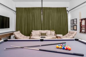 Piljardilaud majutusasutuses Luxury 5BR - Pool Game Room Mini Golf Fire Pit +64 fotot