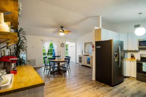 cocina con mesa y nevera negra en Families and large groups, with TVs in every room, en Palm Bay