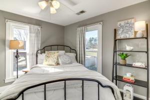 ein Schlafzimmer mit einem Bett und einem Fenster in der Unterkunft 15 Mi to Dtwn Lexington Serene Wilmore Home! in Wilmore