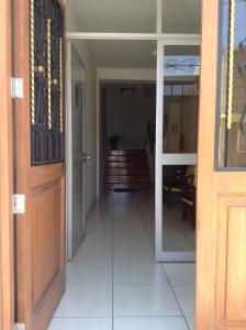 納斯卡的住宿－Hospedaje el Telar，走廊上设有门,房间设有楼梯
