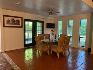 a dining room with a table and chairs at Paz y Tranquilidad a 30 minutos de Orlando in Eustis