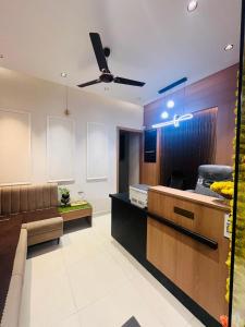 ウッジャインにあるHotel Siddhi Shreeのソファと天井ファンのあるリビングルーム