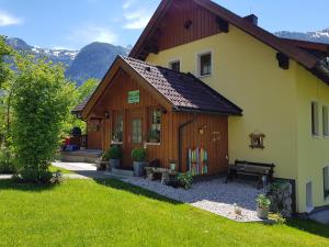 una casa con una panchina davanti di Haus Hepi a Obertraun