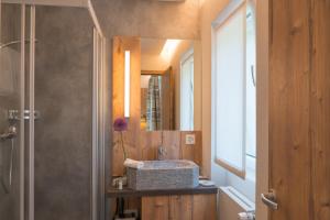 Koupelna v ubytování Hotel La Romantica + 37 fotografií