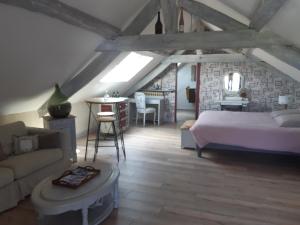 una camera da letto con un letto e un tavolo in una stanza di Maison à la campagne - piscine a Beaulieu-sur-Layon