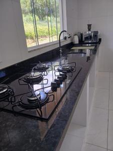 ein Kochfeld in einer Küche mit einer Theke in der Unterkunft Casa de Campo in Governador Celso Ramos