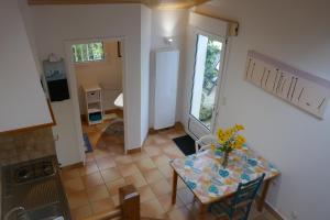 Kuchyňa alebo kuchynka v ubytovaní grand studio duplex avec jardin + 14 fotografií