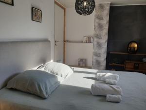 a bedroom with a bed with two towels on it at Happiness Cottage in Colmar