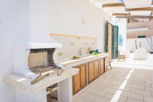 Kuchyň nebo kuchyňský kout v ubytování VILLA SABBIA D'ORO Torre Pali
