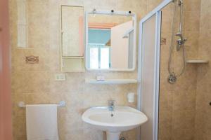 Koupelna v ubytování VILLA SABBIA D'ORO Torre Pali + 33 fotografií