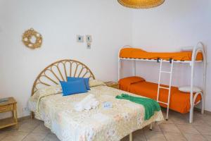 Postel nebo postele na pokoji v ubytování VILLA SABBIA D'ORO Torre Pali