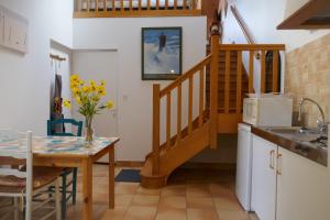 Kuchyňa alebo kuchynka v ubytovaní grand studio duplex avec jardin