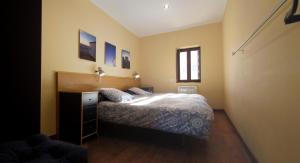 a bedroom with a bed and a window at Apartamentos Rurales la Estación in Collanzo