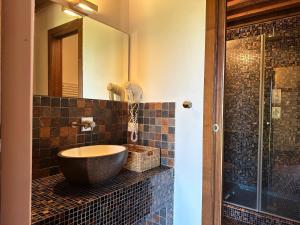 un baño con lavabo y espejo en Fornace del Conte, en Abbadia di Montepulciano 90 fotos más