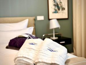 Ein Bett oder Betten in einem Zimmer der Unterkunft FIRST im FIRST Sellin, Penthouse Meer & Meer mit phänomenalem Ostseeblick