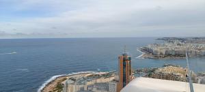 Foto dalla galleria di St Julian's Mercury Tower high floor Studio Apartment in the Sky in Tallest Zaha Hadid Tower in Malta a San Giuliano