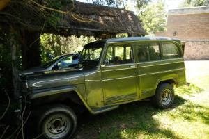 an old green jeep parked next to a tree at Alquilo Monoambiente por día in Cuesta Blanca +6 photos